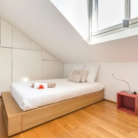 Alessia's Flat- L'8 E Mezzo *